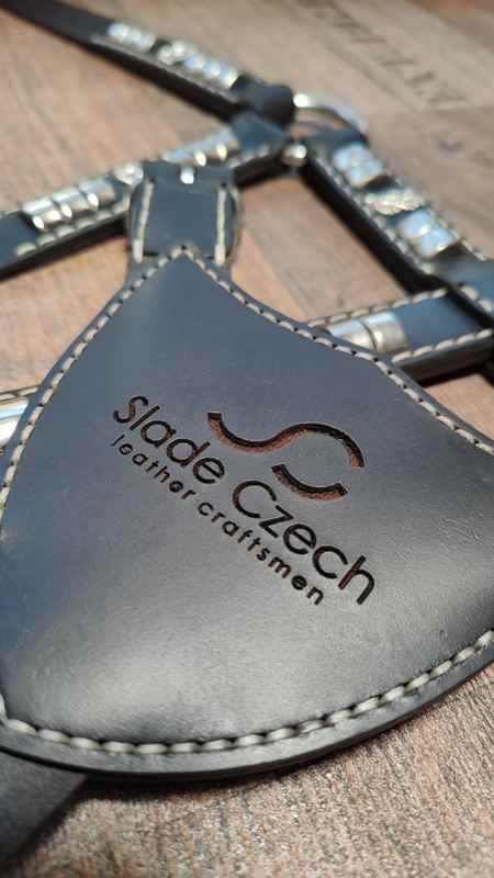 Jak se vyrábí psí postroj ve Slade Czech?