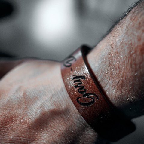 Bracelets en cuir Slade Czech : pièces cousues main avec ton propre style