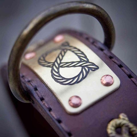Comment reconnaître un collier en cuir de qualité en 30 secondes