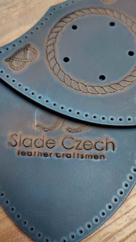 Jak se vyrábí psí postroj ve Slade Czech?