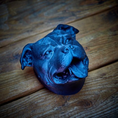 Tête de Staffie 3D venue d’une autre galaxie : déco originale pour ta maison