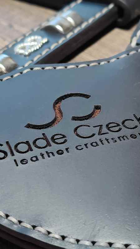 Jak se vyrábí psí postroj ve Slade Czech?