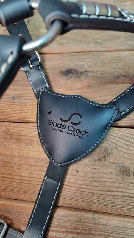 Jak se vyrábí psí postroj ve Slade Czech?